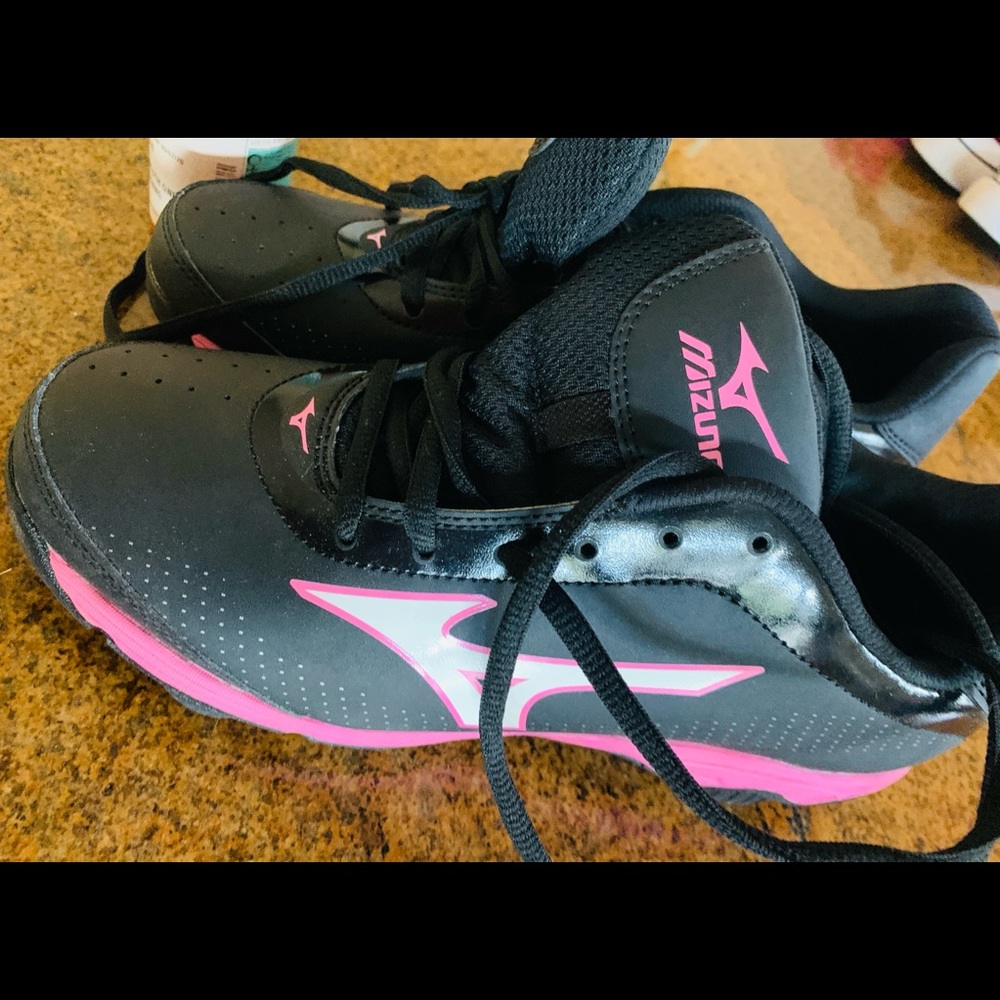 New Women’s Mizuno Cleats No Tags/Box Never Used